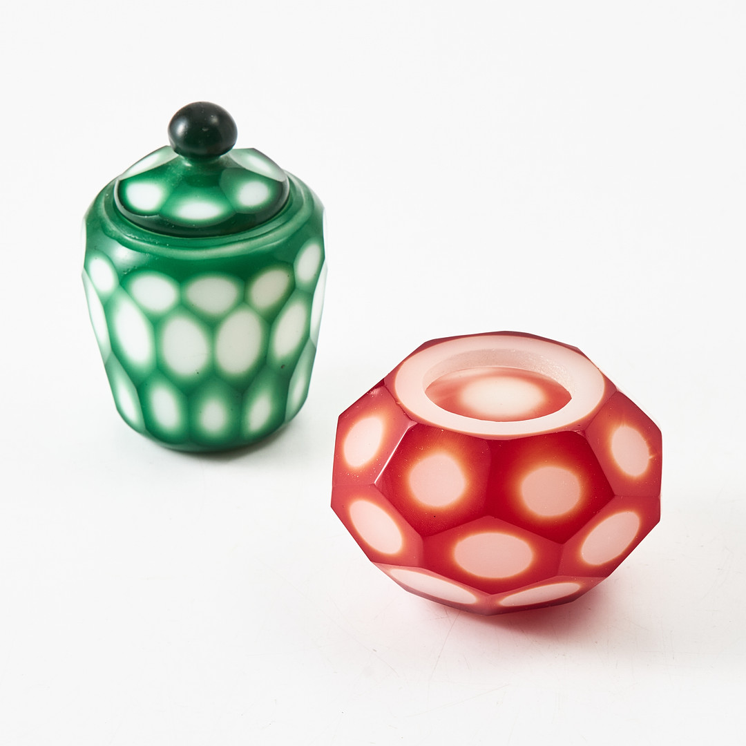 PENSELTVÄTT samt BURK med LOCK, glas, s.k. "pekingglas", Kina, 1900-tal, fasettslipat opalinglas med överfång i rött resp. grönt.