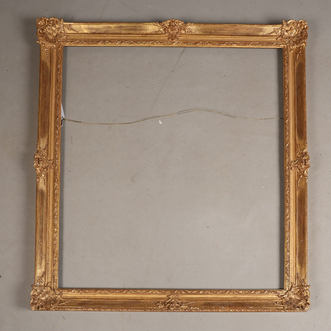 A 20TH CENTURY LARGE STRAIGHT PICTURE FRAME WITH CENTRES AND CORNERS.
