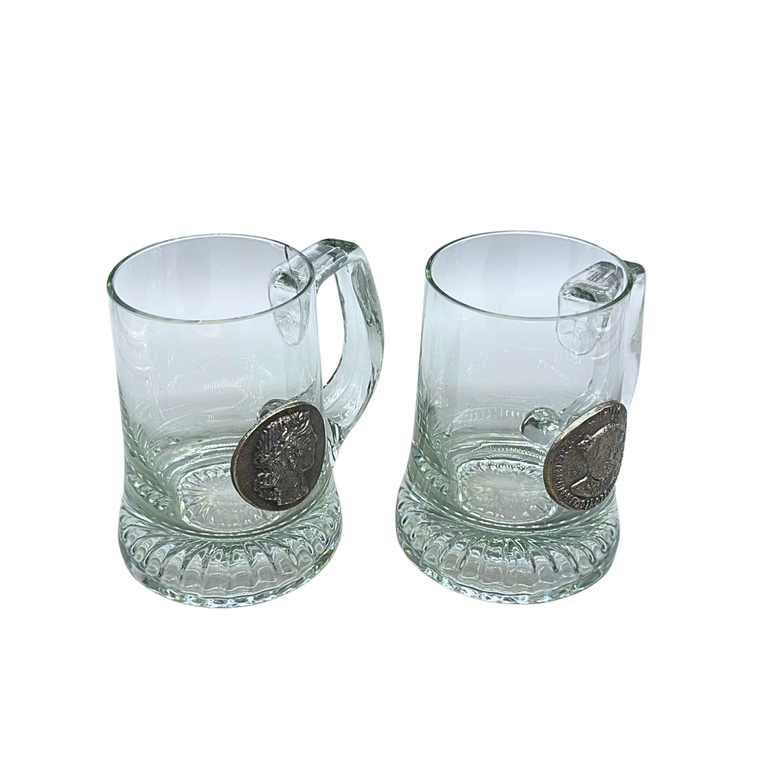 ZWEI BIERKRÜGE AUS GLAS MIT RELIEFDEKOR.