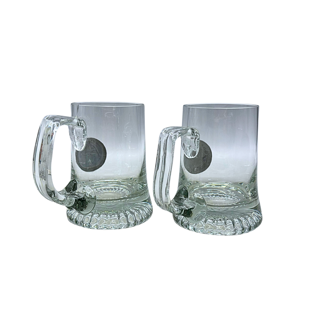 ZWEI BIERKRÜGE AUS GLAS MIT RELIEFDEKOR.