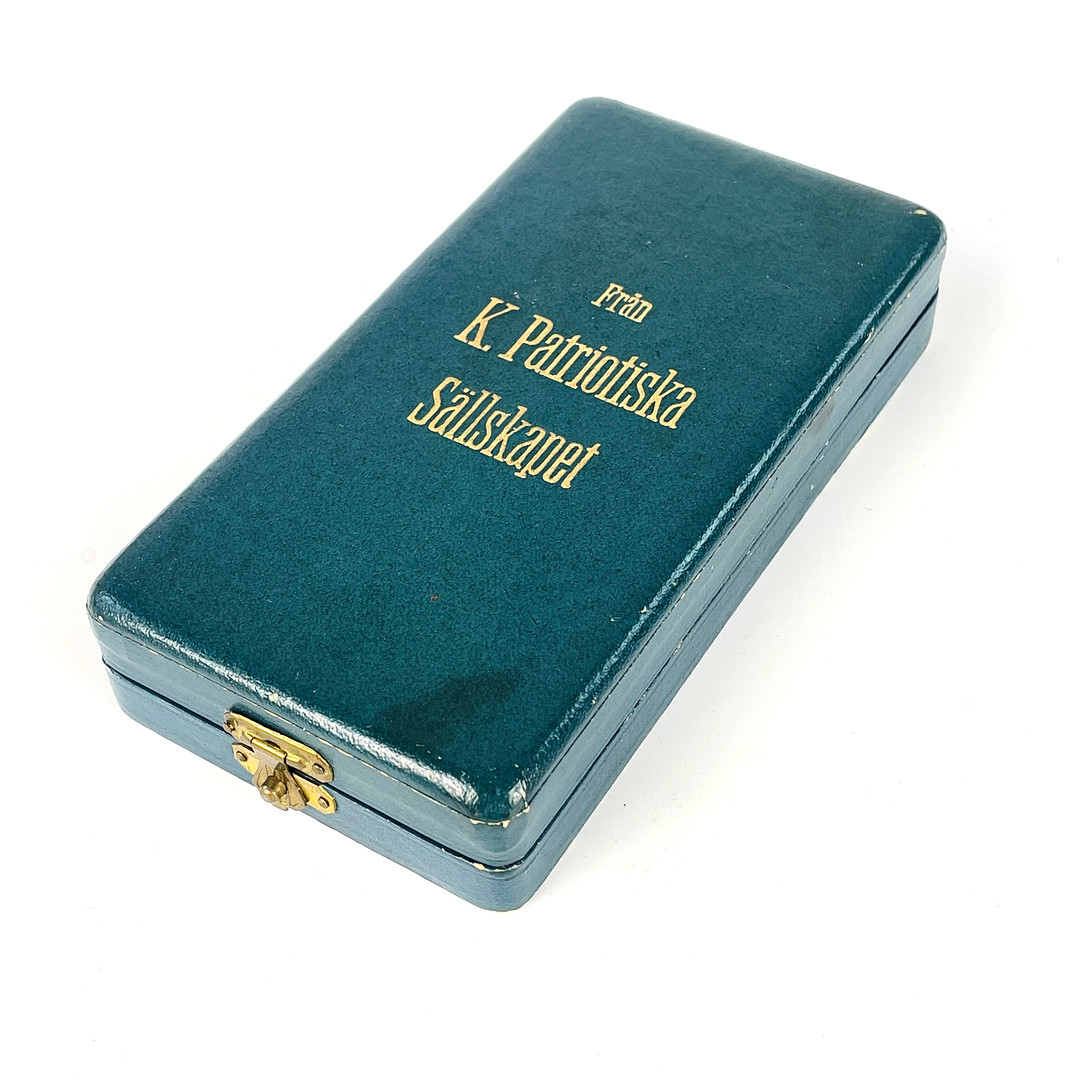 FÖRTJÄNSTMEDALJ, silver, Gustaf V. Kungliga Patriotiska Sällskapet, i original etui.