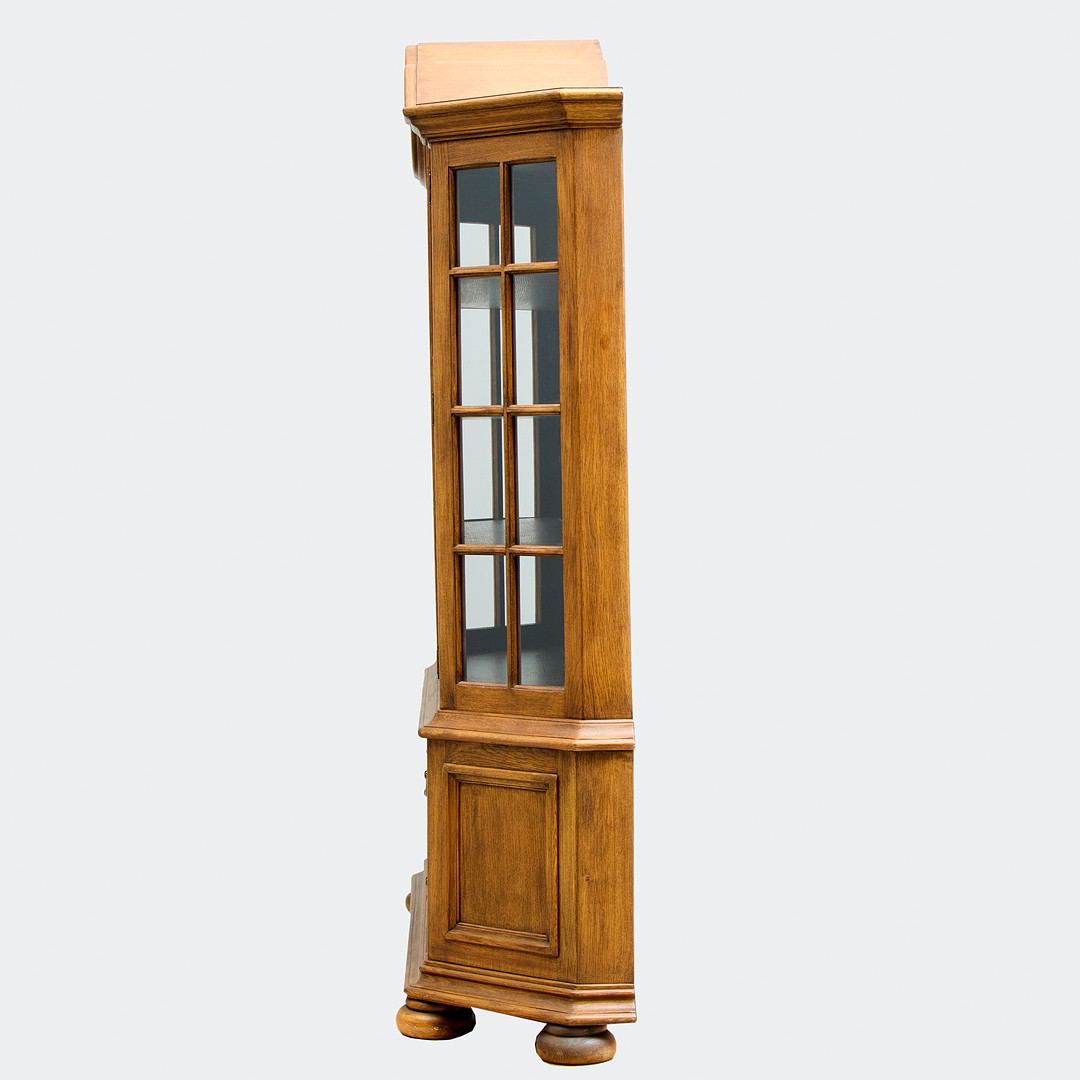 VITRINSKÅP, rokokostil, 1900-talets slut eller tidigt 2000-tal. Etikettmärkt "original Castle Furniture product".