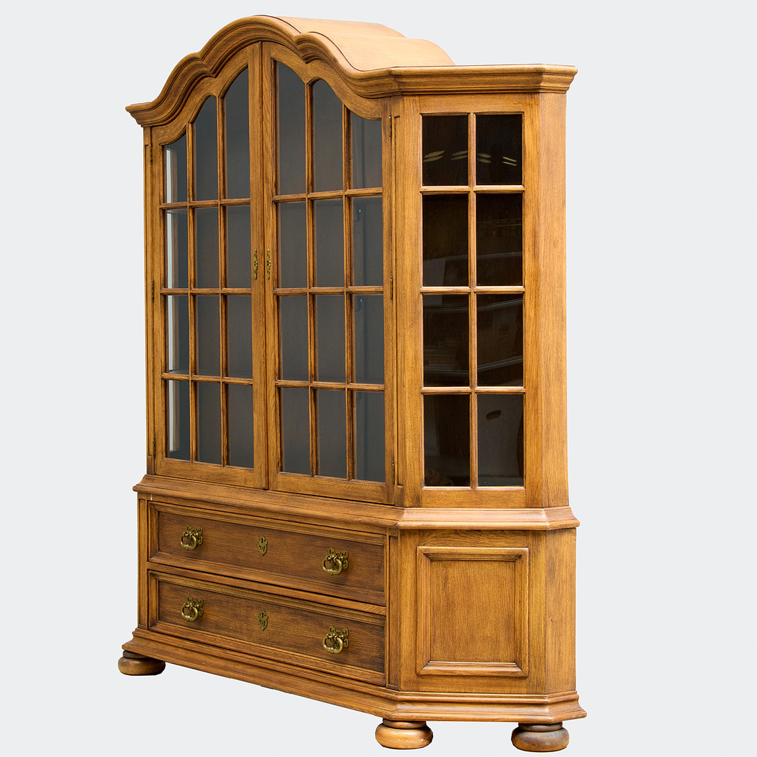 VITRINSKÅP, rokokostil, 1900-talets slut eller tidigt 2000-tal. Etikettmärkt "original Castle Furniture product".