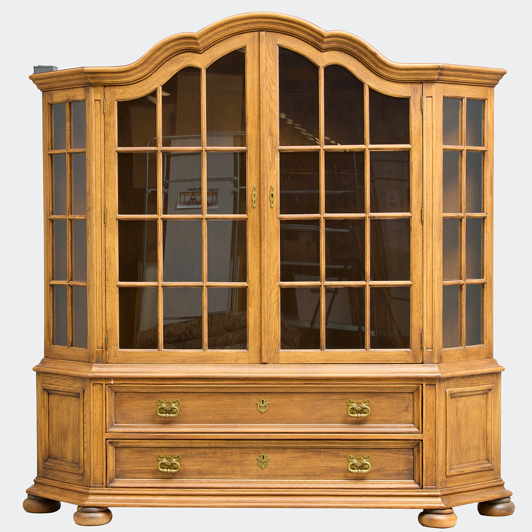 VITRINSKÅP, rokokostil, 1900-talets slut eller tidigt 2000-tal. Etikettmärkt "original Castle Furniture product".