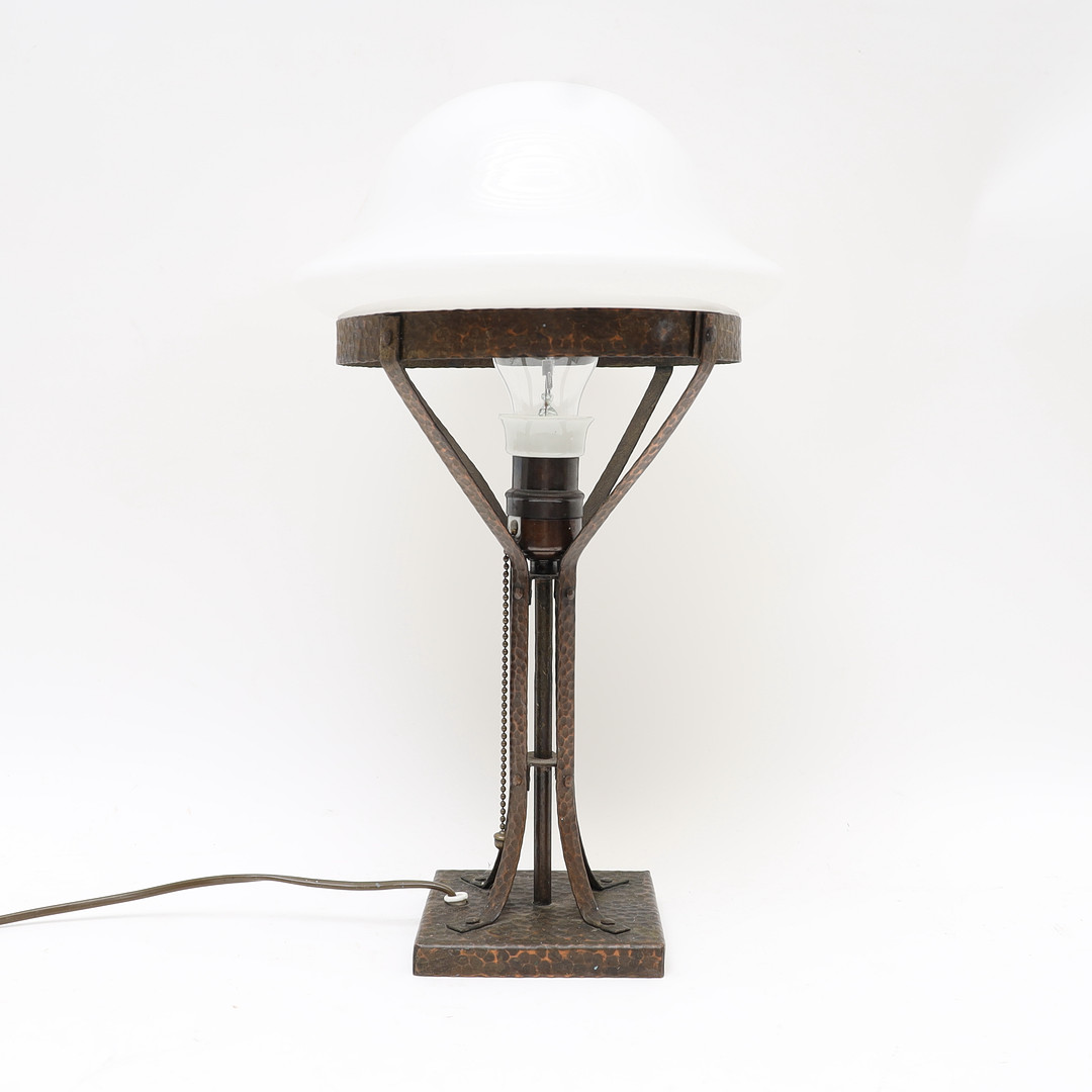 BORDSLAMPA, tidigt 1900-tal, jugend, stomme i järn, kupa av vittonat glas.
