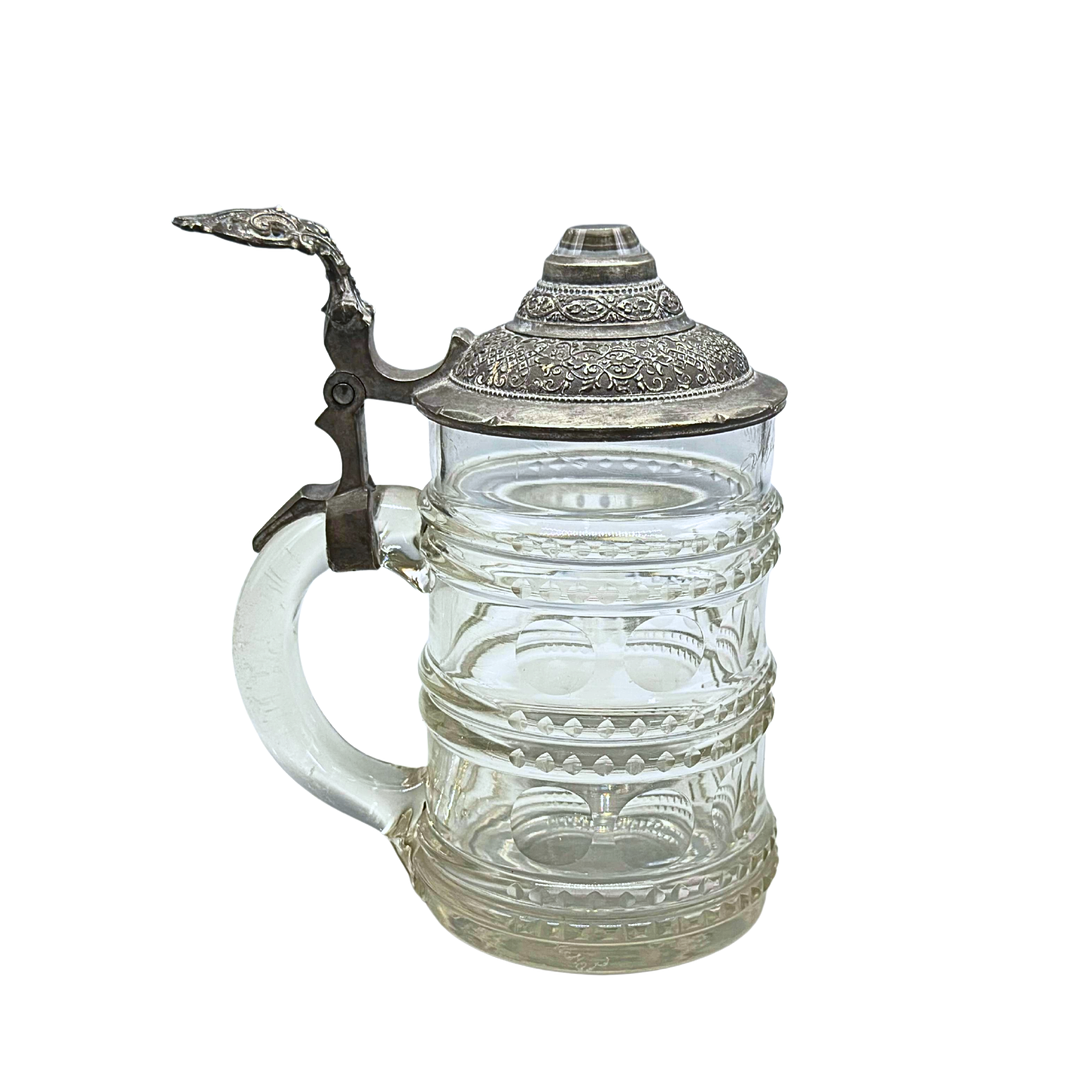 GLASKRUG MIT METALLDECKEL UND GRAVUR.