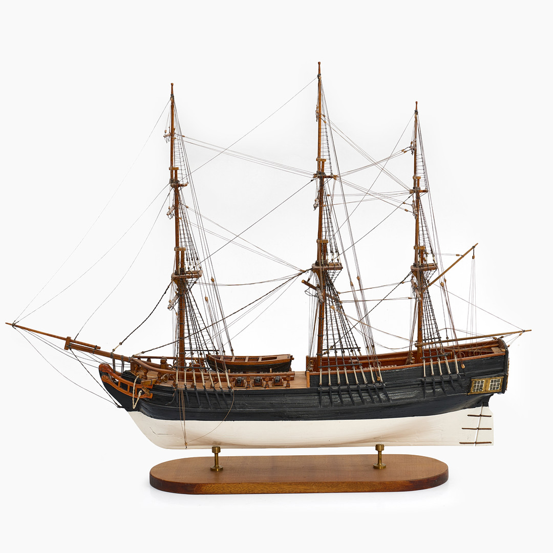 H.M.S. BOUNTY. Skeppsmodell. Proveniens: 50-årspresent från styrelsen i ASSA år 1977.