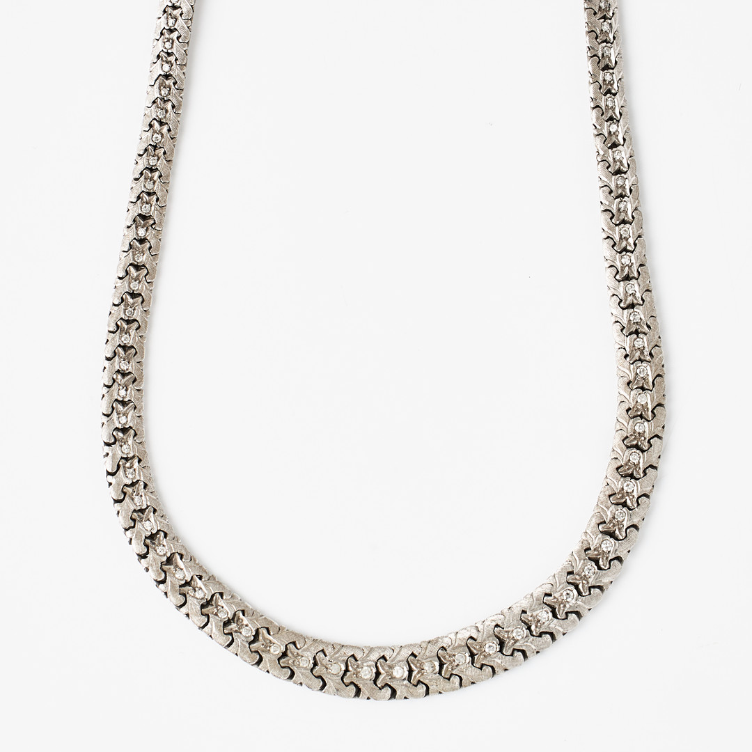 COLLIER, 18K vitguld, med ca 110 stycken åttkantslipade diamanter totalt ca 1,10 ct., 1960-tal.