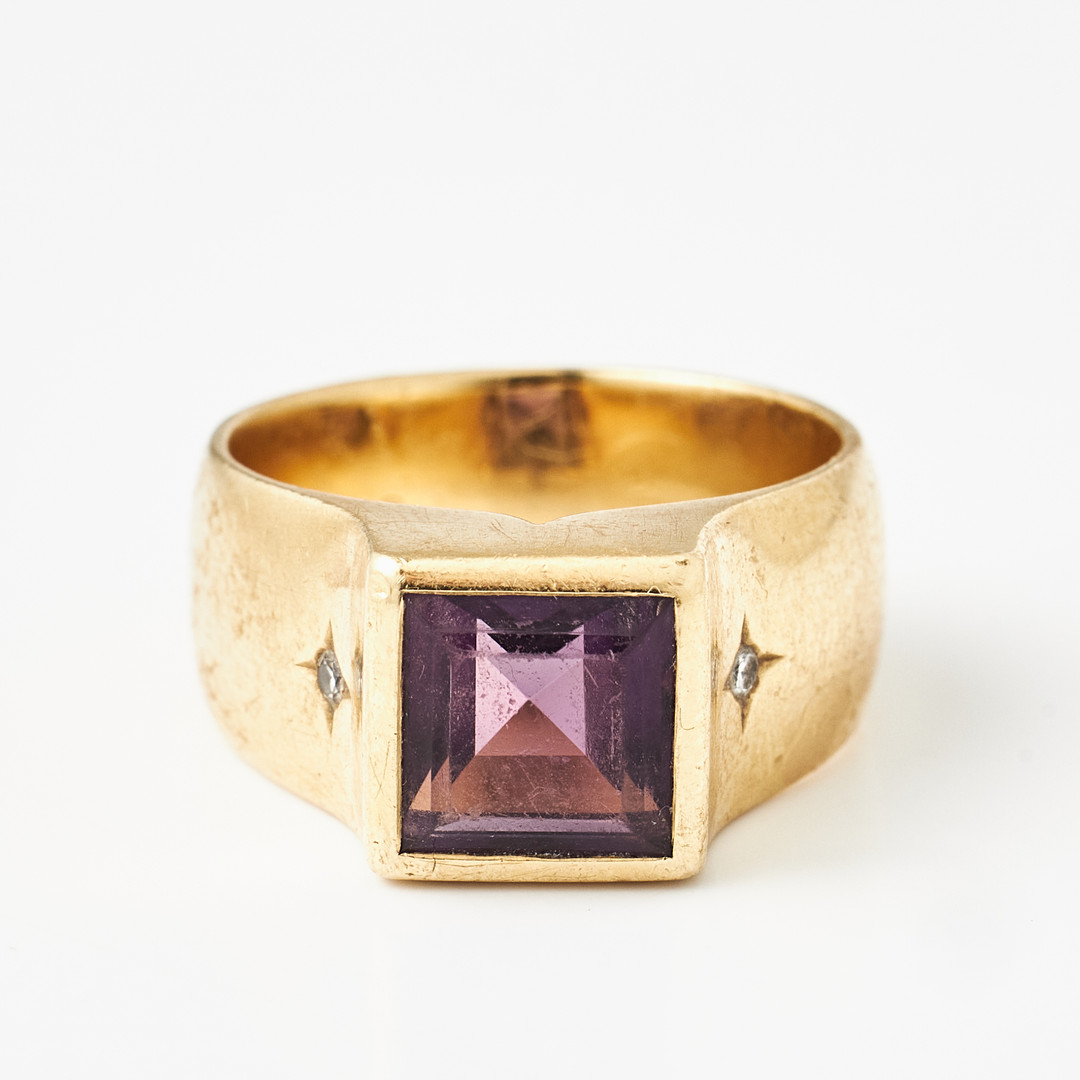RING, 18K guld, carréslipad ametist och två stycken briljantslipade diamanter, total ca 0,02 ct, utländska stämpalr.
