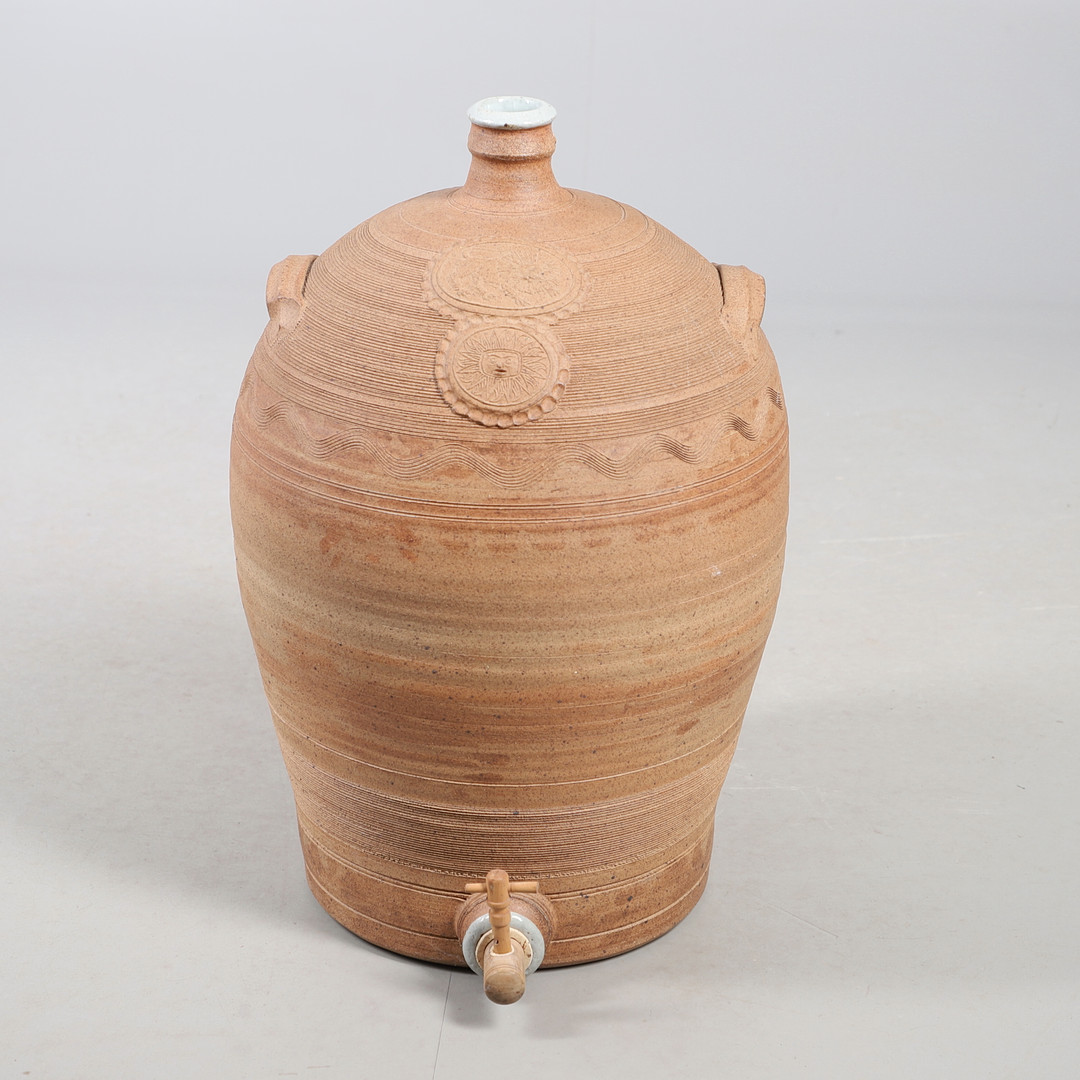 LEO FRANCIS MATTHEWS. A LARGE STUDIO POTTERY SGRAFFITO DECORATED AMPHORAE.