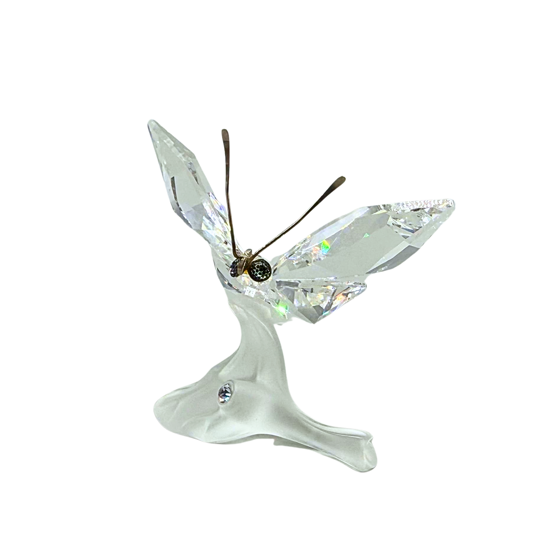 SWAROVSKI SCHMETTERLING AUF EINEM BLATT.
