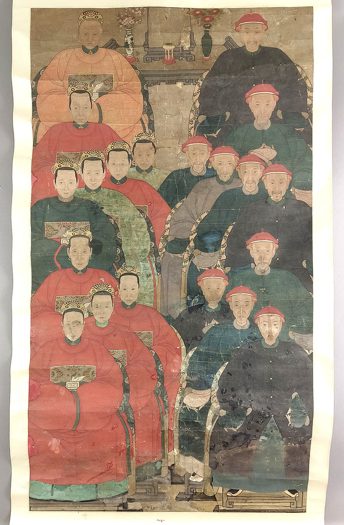CHINESISCHES AHNENBILD / ROLLBILD - AUSGEHENDE QING-DYNASTIE.