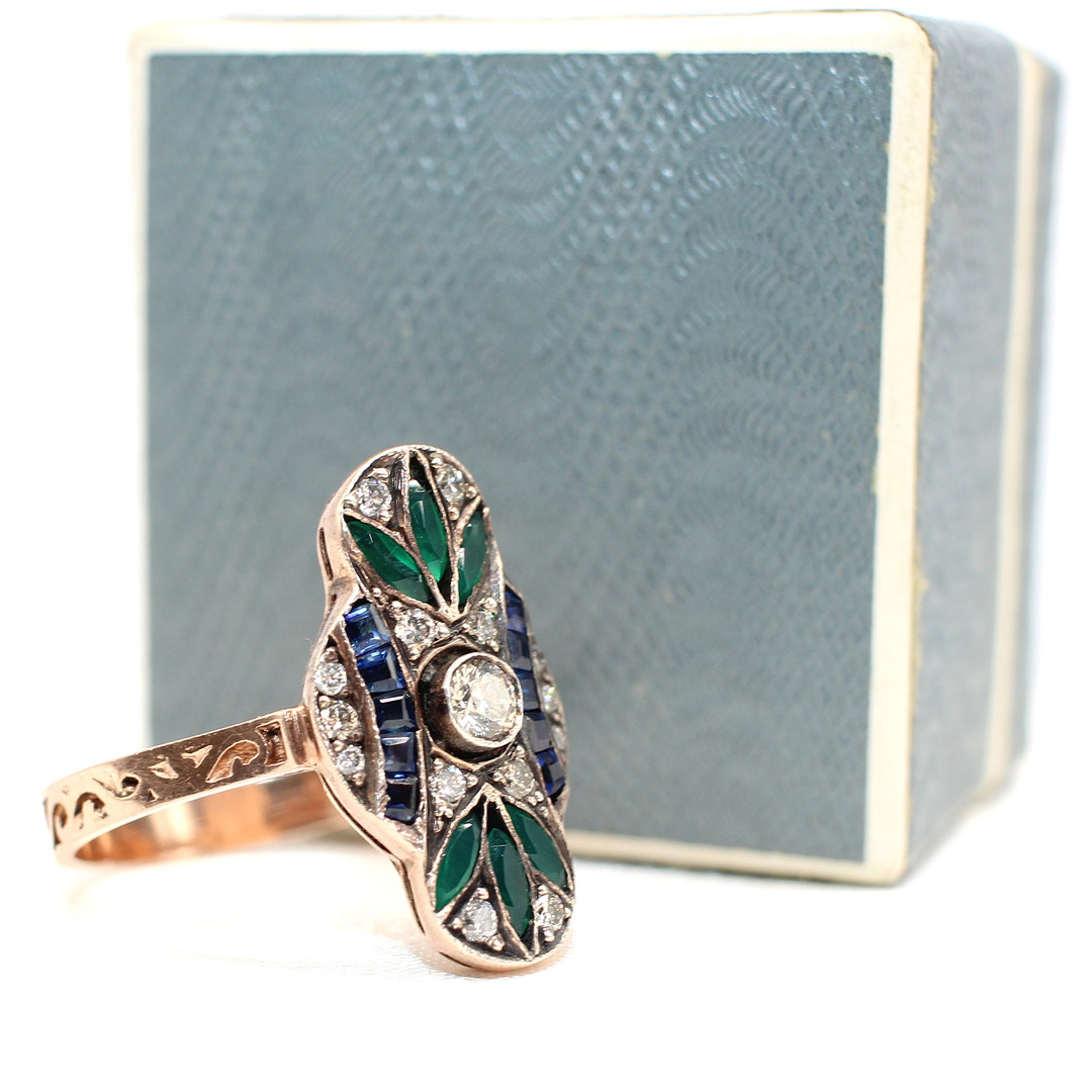 DIAMOND & SAPPHIRE RING WITH GREEN STONES.