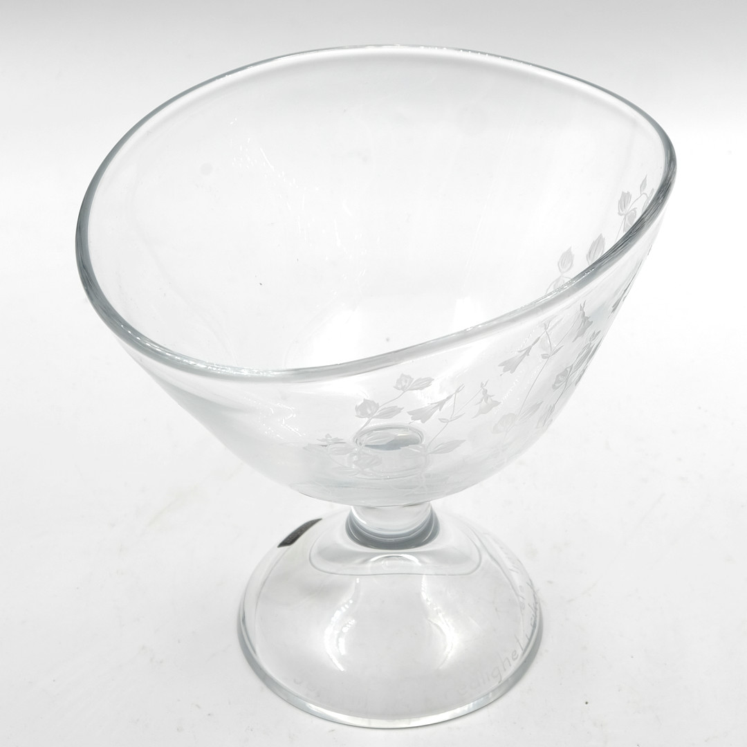 LISA BAUER. SKÅL PÅ FOT, "Linnea" konstglas, E.A, Kosta.