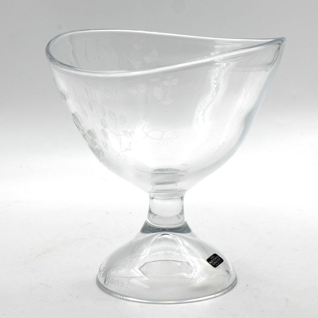 LISA BAUER. SKÅL PÅ FOT, "Linnea" konstglas, E.A, Kosta.