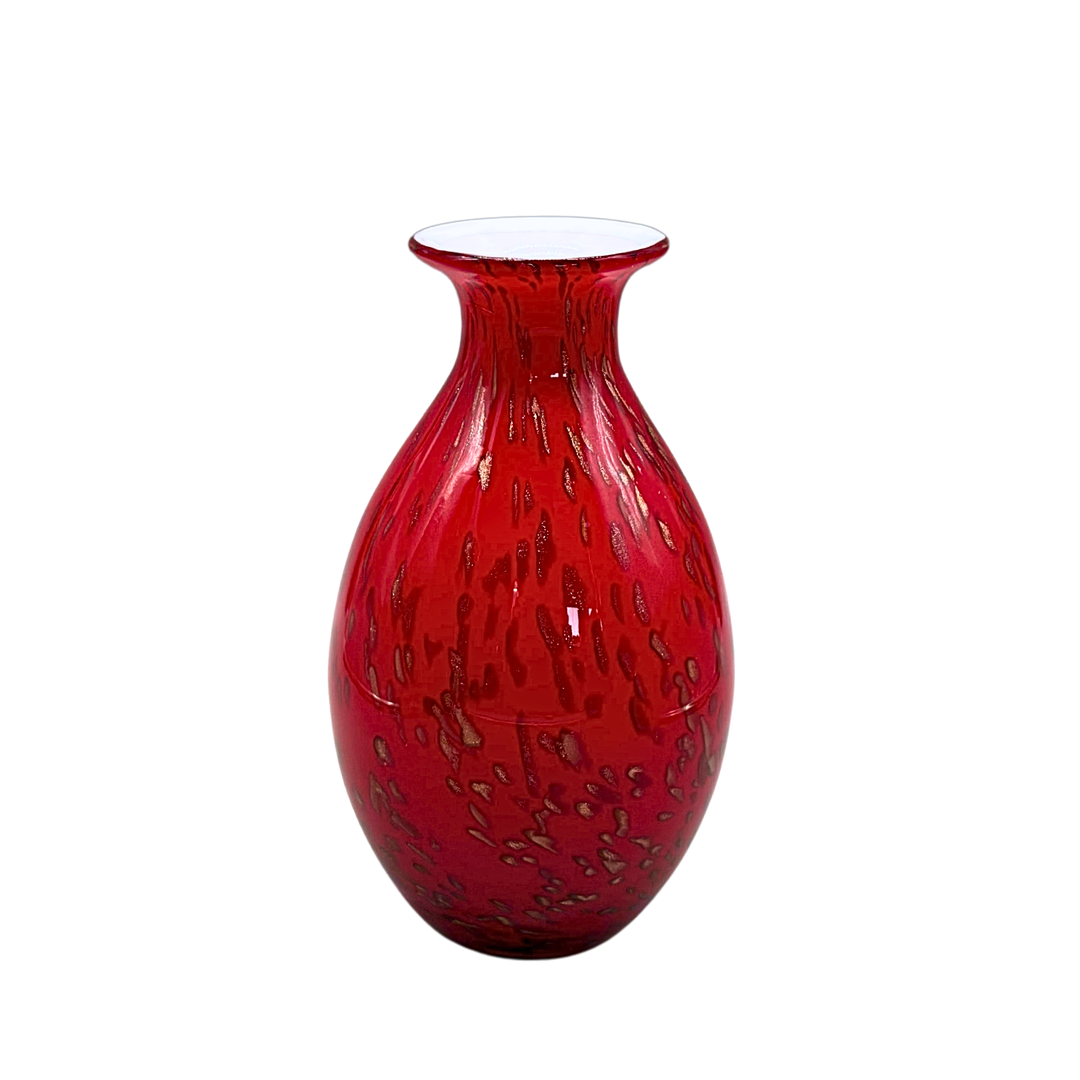 ROTE DESIGNERVASE MIT ÜBERFANGGLAS UND GOLDPULVER VERZIERUNG.