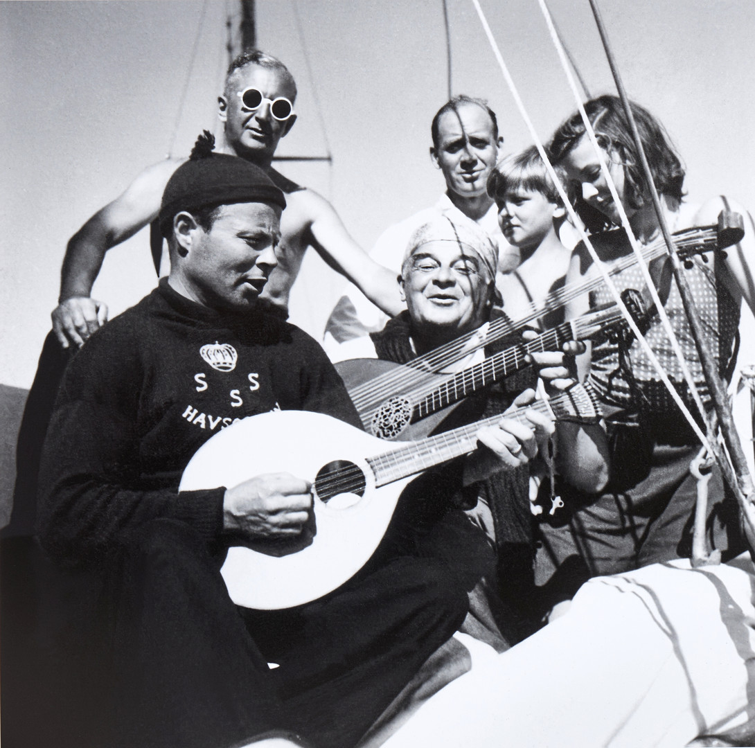 EVERT TAUBE. PER-OLOW ANDERSON (1921-1989). ”Evert Taube Sandhamnsregattan juli 1942”.