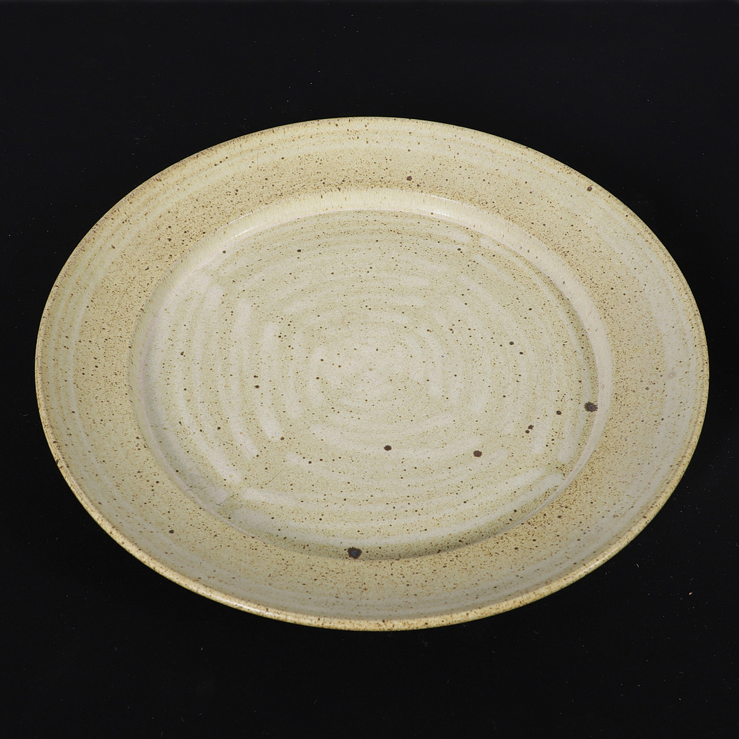 DAVID LLOYD JONES (1928-1994). A LARGE STONEWARE CHARGER.
