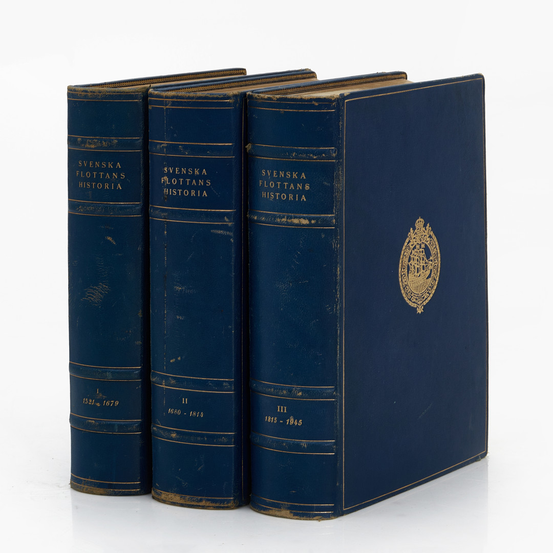"SVENSKA FLOTTANS HISTORIA", 3 band, nr 91 av 300, tryckt för Kommendör E. Björklund. Utgivare: Allhems förlag år 1942 /-43/-45. Ex Libris Olof Zimmerman. Medföljer: "Svenskt Skeppsbyggeri" (Allhems tryckerier 1963).