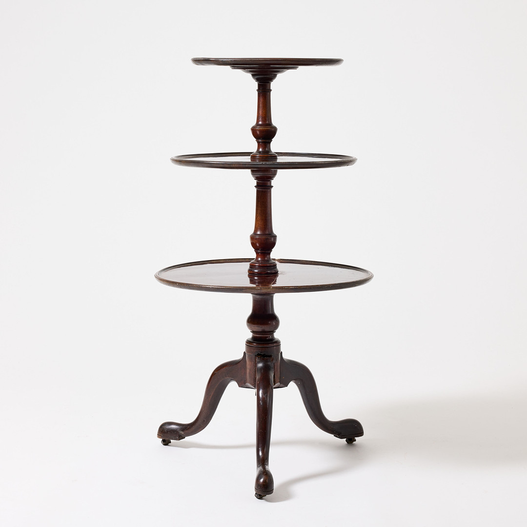 ÉTAGÈRE, mahogny, England 17-/1800-tal, 3 runda skivor i olika storlekar, svarvade pelare, tredelad fot.