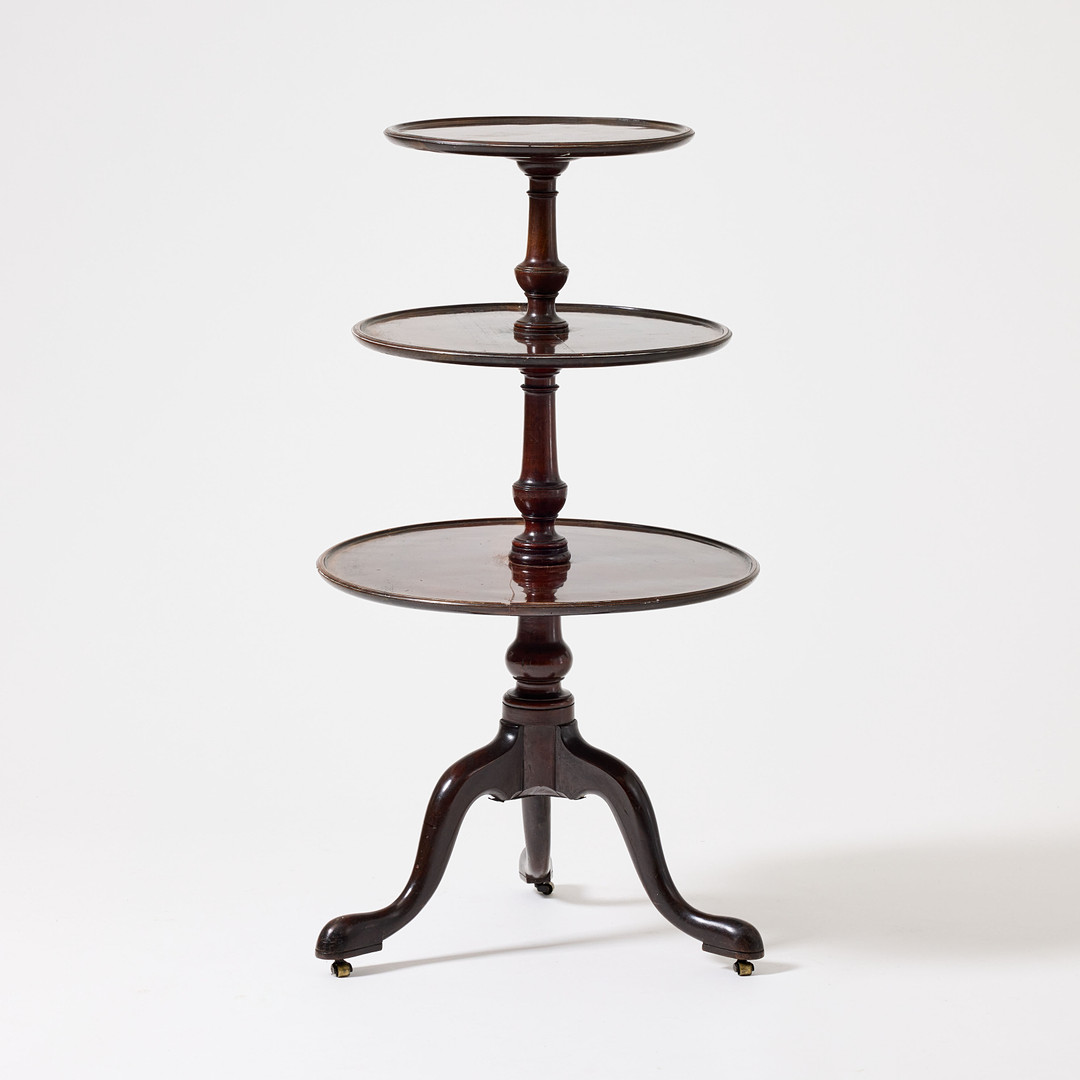 ÉTAGÈRE, mahogny, England 17-/1800-tal, 3 runda skivor i olika storlekar, svarvade pelare, tredelad fot.