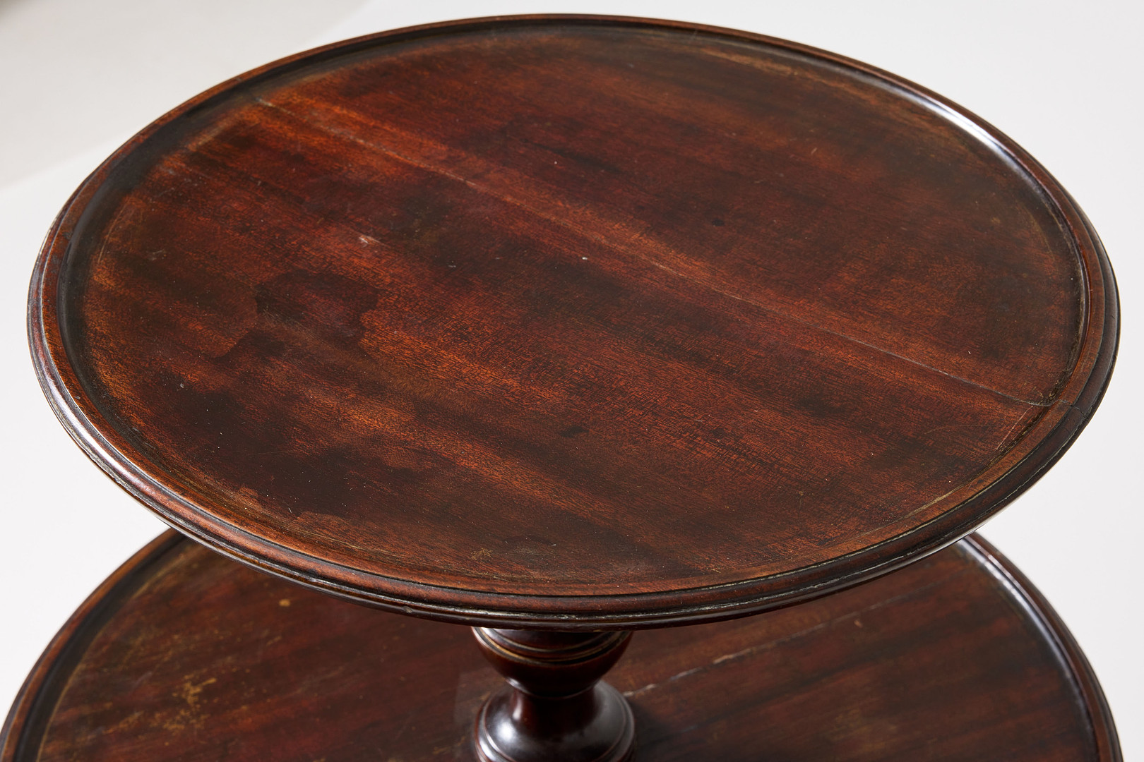 ÉTAGÈRE, mahogny, England 17-/1800-tal, 3 runda skivor i olika storlekar, svarvade pelare, tredelad fot.