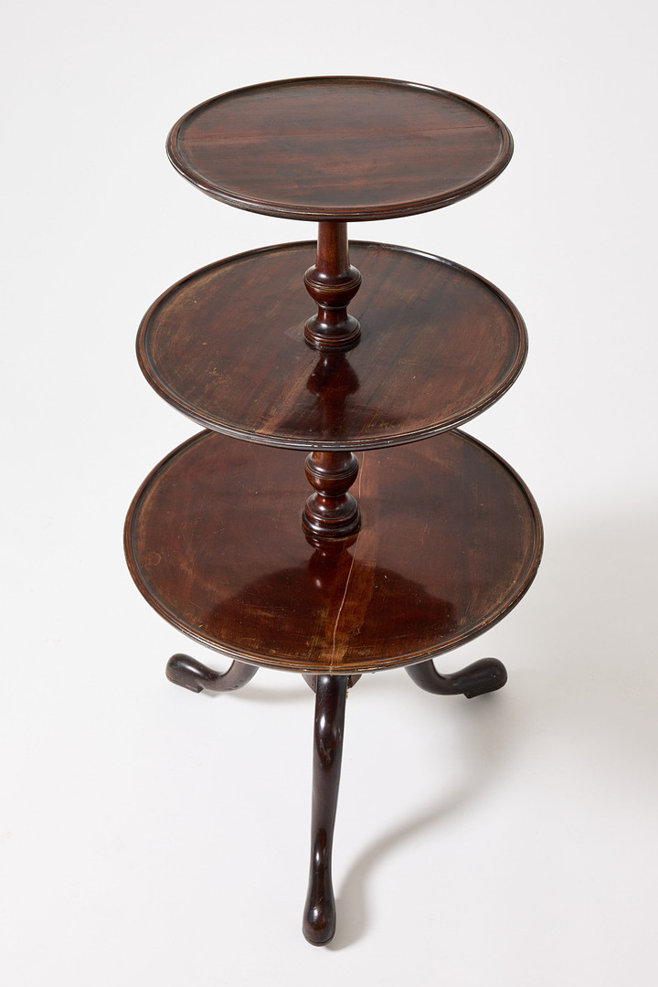 ÉTAGÈRE, mahogny, England 17-/1800-tal, 3 runda skivor i olika storlekar, svarvade pelare, tredelad fot.