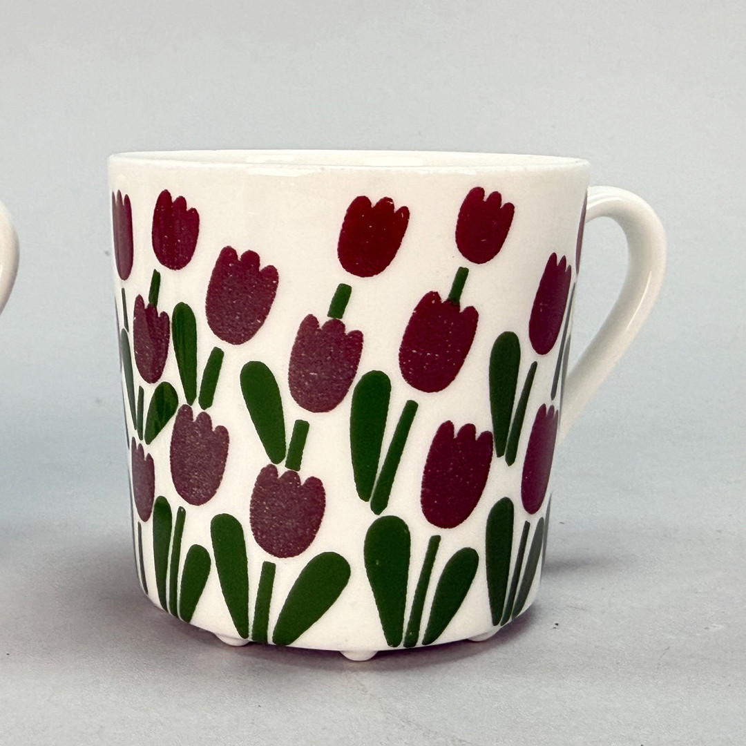 MARGARETA HENNIX. Kaffekoppar med fat, "Juliana" Benporslin, Gustavsberg.