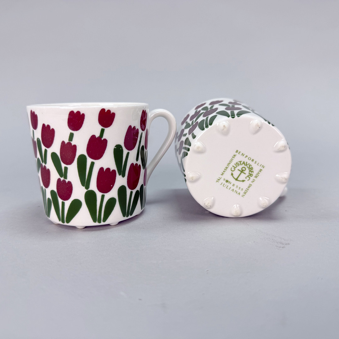 MARGARETA HENNIX. Kaffekoppar med fat, "Juliana" Benporslin, Gustavsberg.