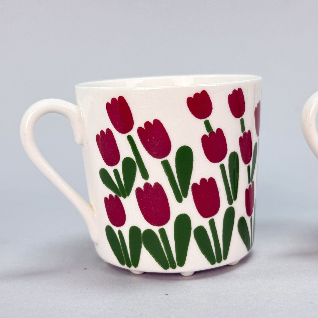 MARGARETA HENNIX. Kaffekoppar med fat, "Juliana" Benporslin, Gustavsberg.