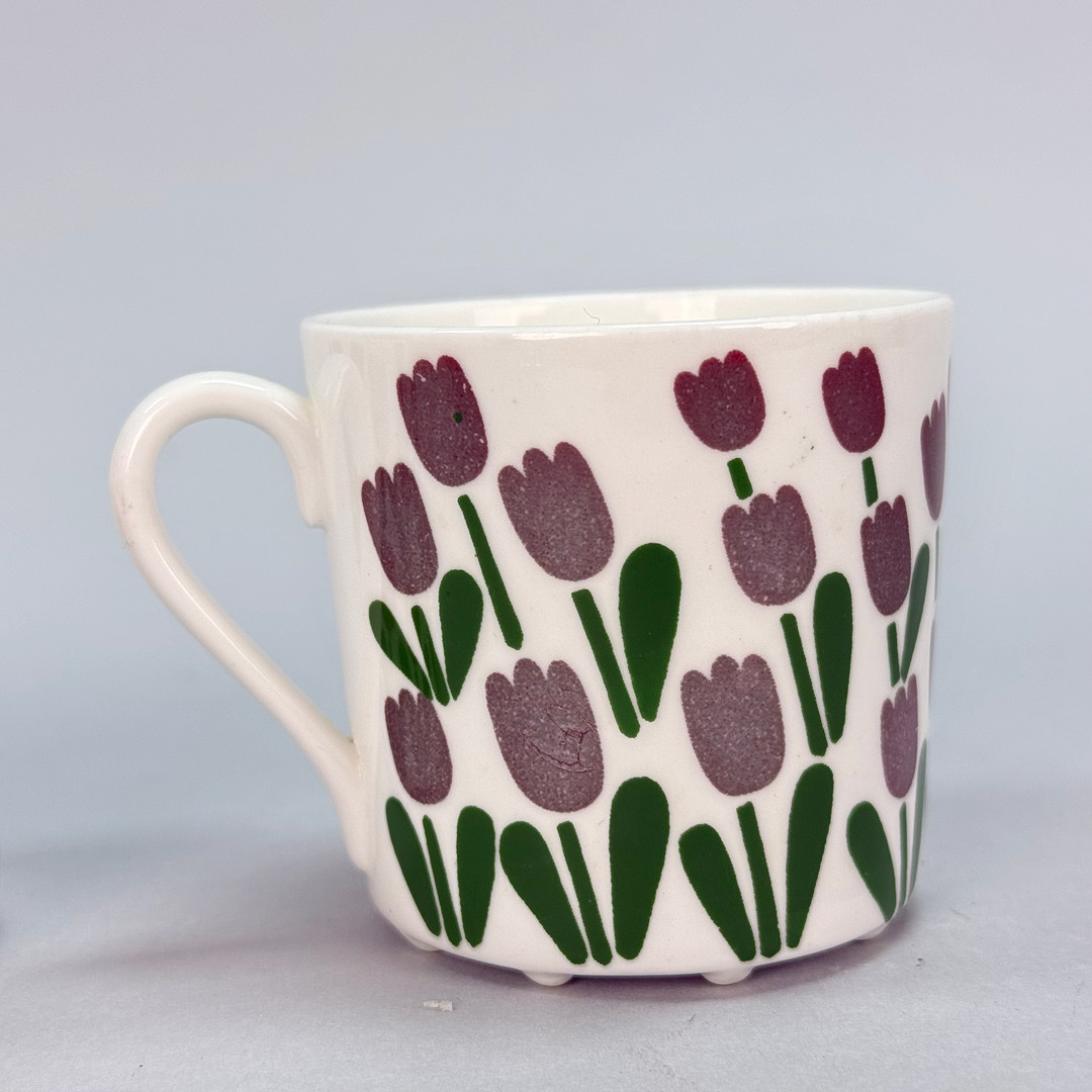 MARGARETA HENNIX. Kaffekoppar med fat, "Juliana" Benporslin, Gustavsberg.