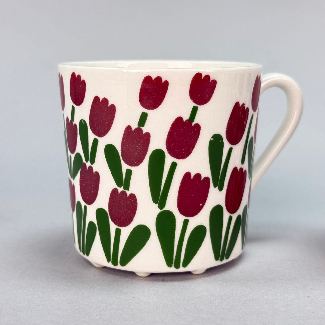 MARGARETA HENNIX. Kaffekoppar med fat, "Juliana" Benporslin, Gustavsberg.