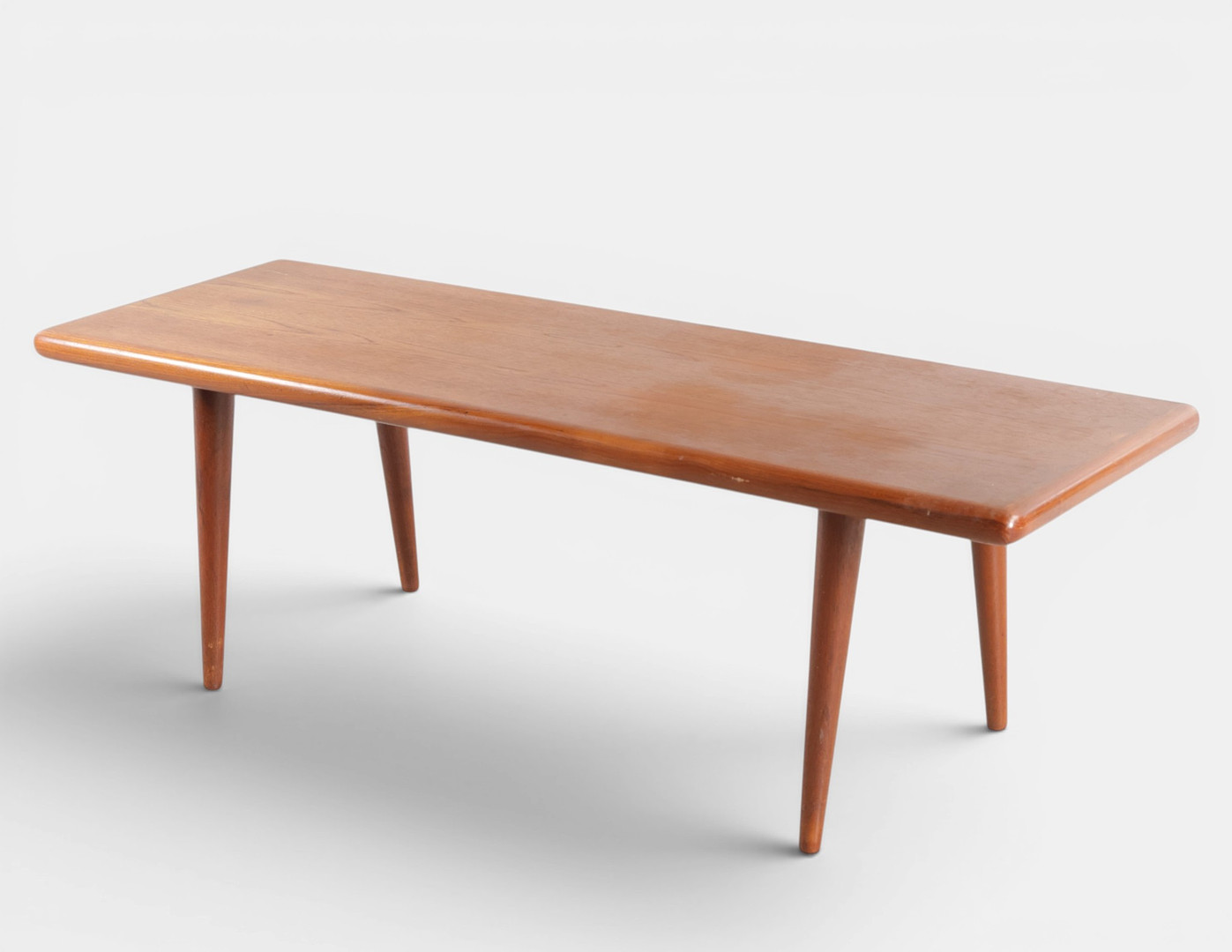 HANS J WEGNER. TILSKREVET. Rektangulært sofabord af teak, runde tilspidsede ben. Antageligvis udført hos Andr. Tuck. Danmark, 1950-60'erne.