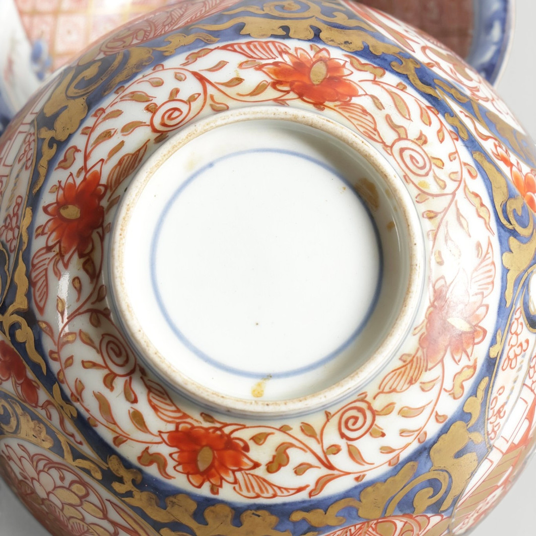 Tre kinesisk skåle af porcelæn med flerfarvet dekoration. To signeret i bunden. Kina, 20. årh. (3).