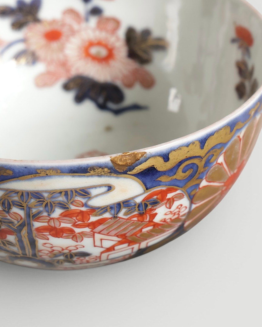 Tre kinesisk skåle af porcelæn med flerfarvet dekoration. To signeret i bunden. Kina, 20. årh. (3).