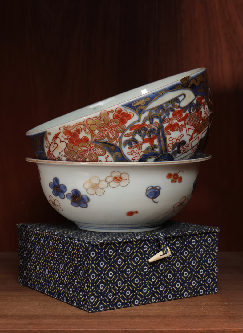 Tre kinesisk skåle af porcelæn med flerfarvet dekoration. To signeret i bunden. Kina, 20. årh. (3).