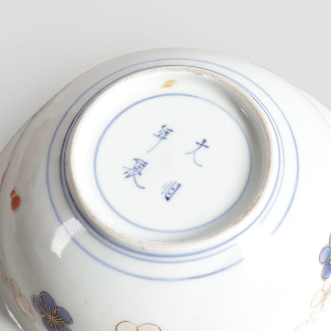 Tre kinesisk skåle af porcelæn med flerfarvet dekoration. To signeret i bunden. Kina, 20. årh. (3).