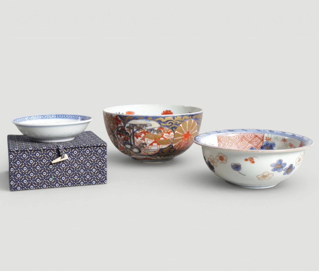 Tre kinesisk skåle af porcelæn med flerfarvet dekoration. To signeret i bunden. Kina, 20. årh. (3).