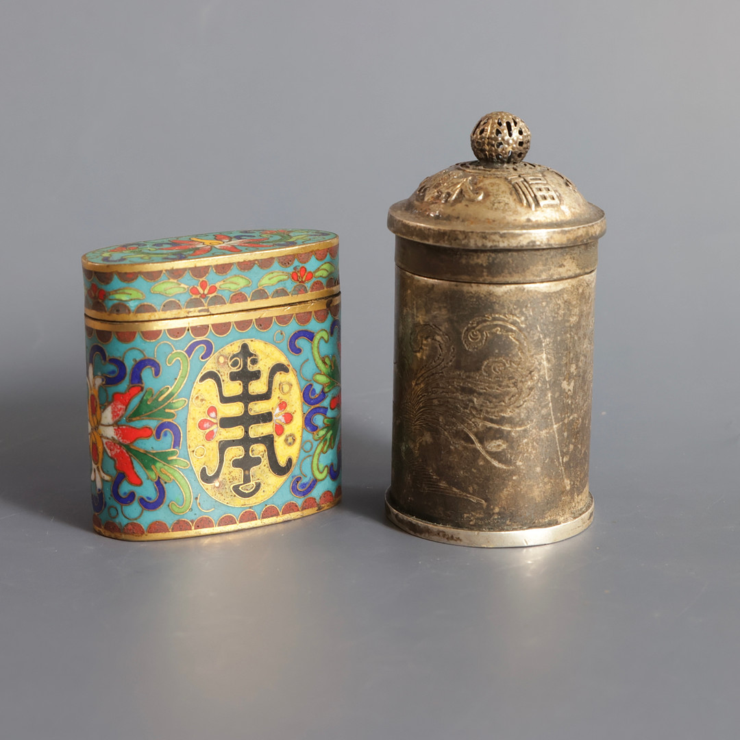To kinesiske beholdere, dekoreret med skrifttegn og ene med Cloisonné, signeret i bunden. Kina, 19/20. årh. (2).