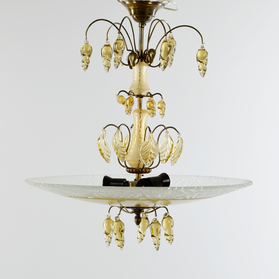 TAKLAMPA MED PRISMOR, Snäck- och Bladformad Dekor. 1930-1940-tal.