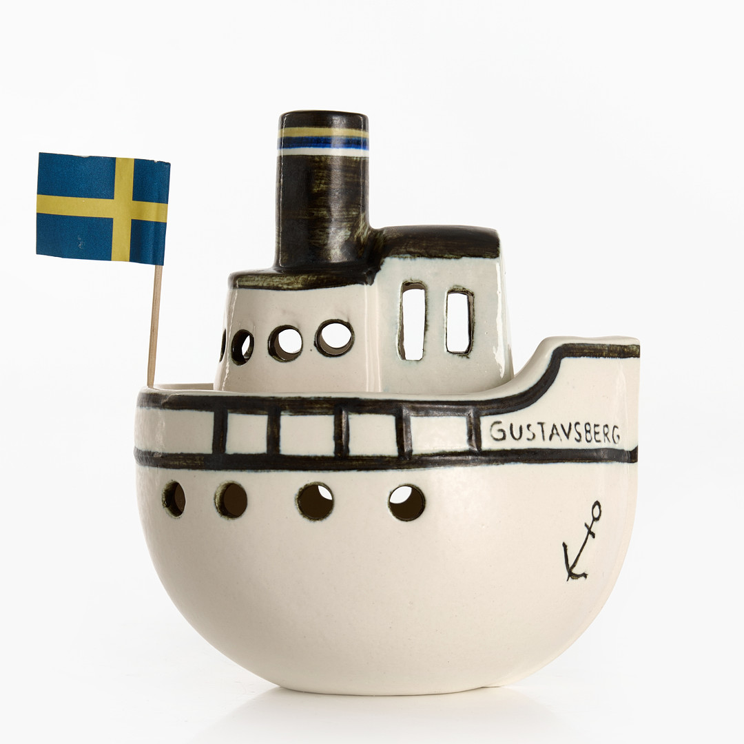 LISA LARSON. Ljuslykta, skärgårdsbåt, stengods, Gustavsberg, märkt Lisa L, Sweden., 2 dlr.