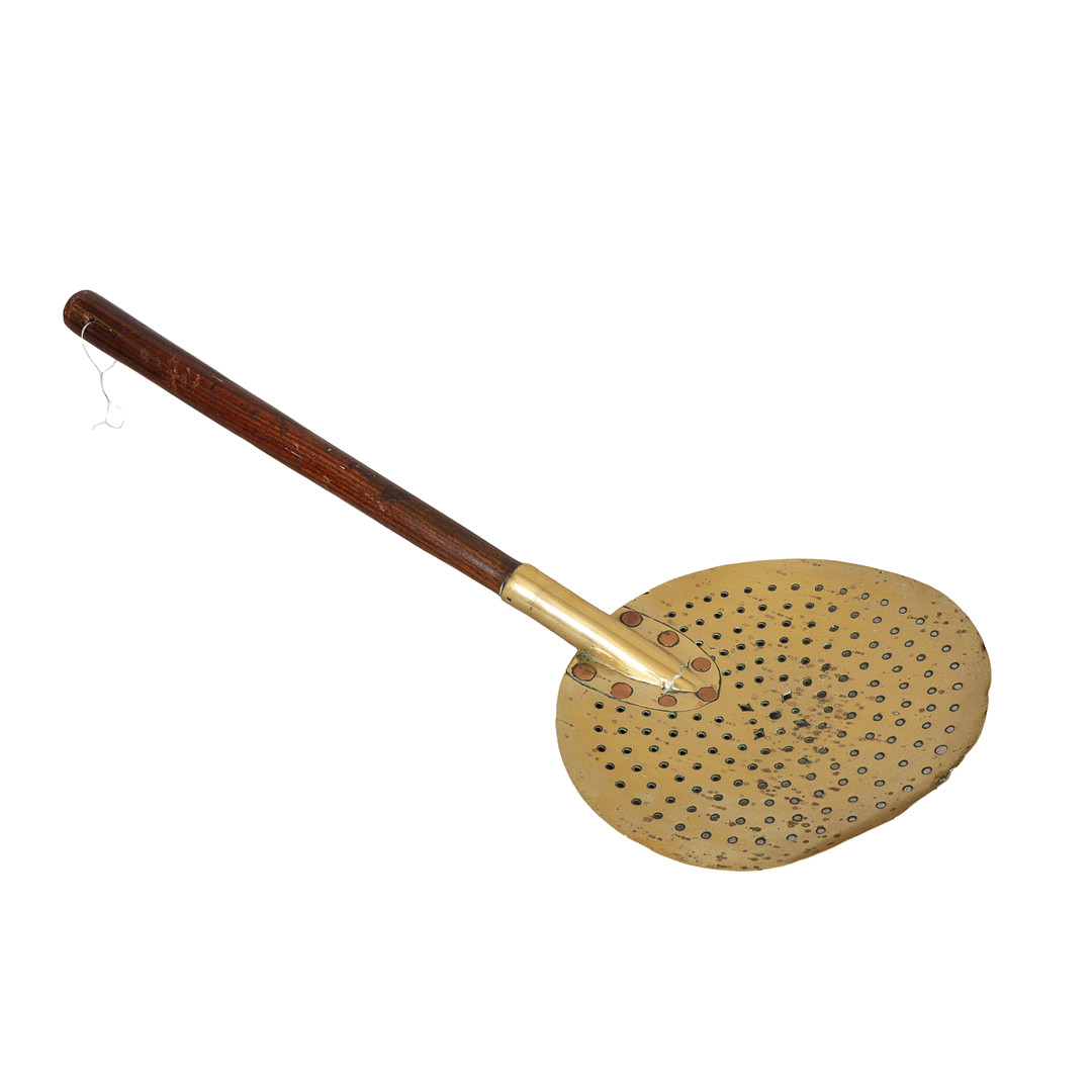 AN 18TH CENTURY BRASS AND OAK HANDLED SKIMMER.