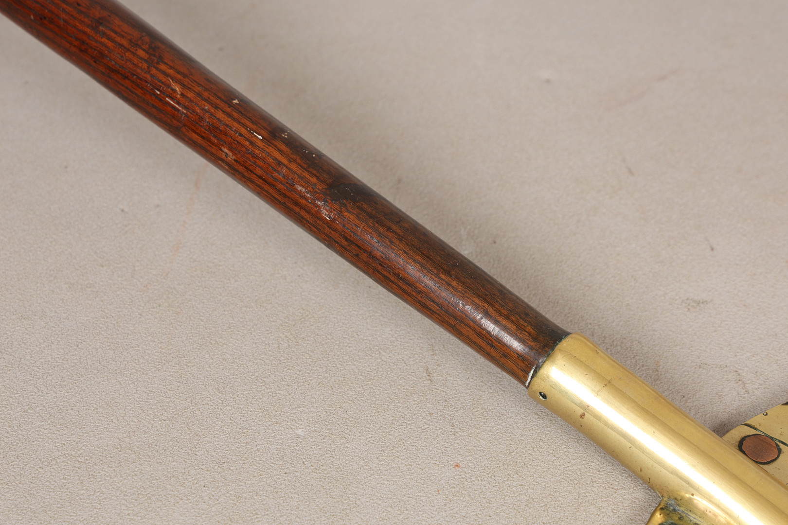 AN 18TH CENTURY BRASS AND OAK HANDLED SKIMMER.