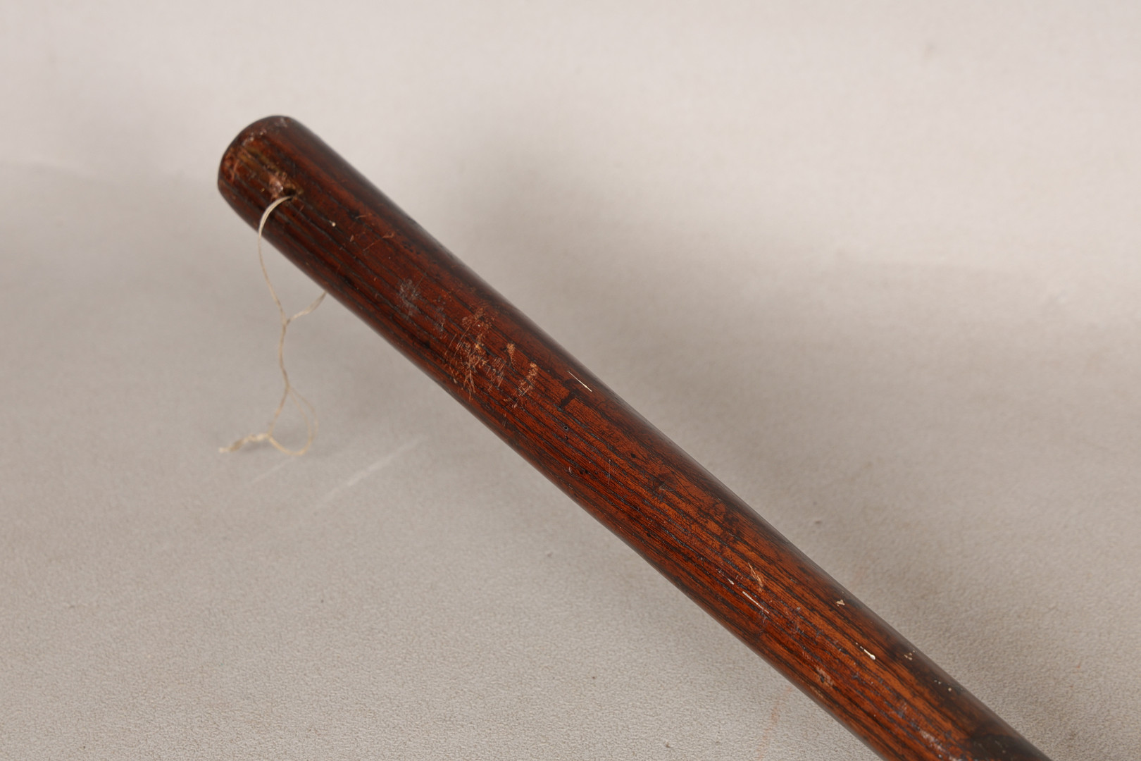 AN 18TH CENTURY BRASS AND OAK HANDLED SKIMMER.