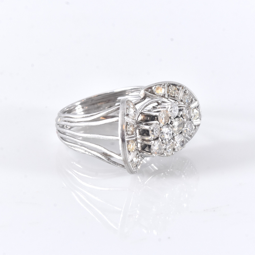 RING, platina med 10 briljant- och 14 åttkantslipade diamanter.