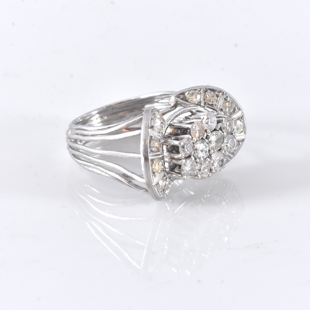 RING, platina med 10 briljant- och 14 åttkantslipade diamanter.