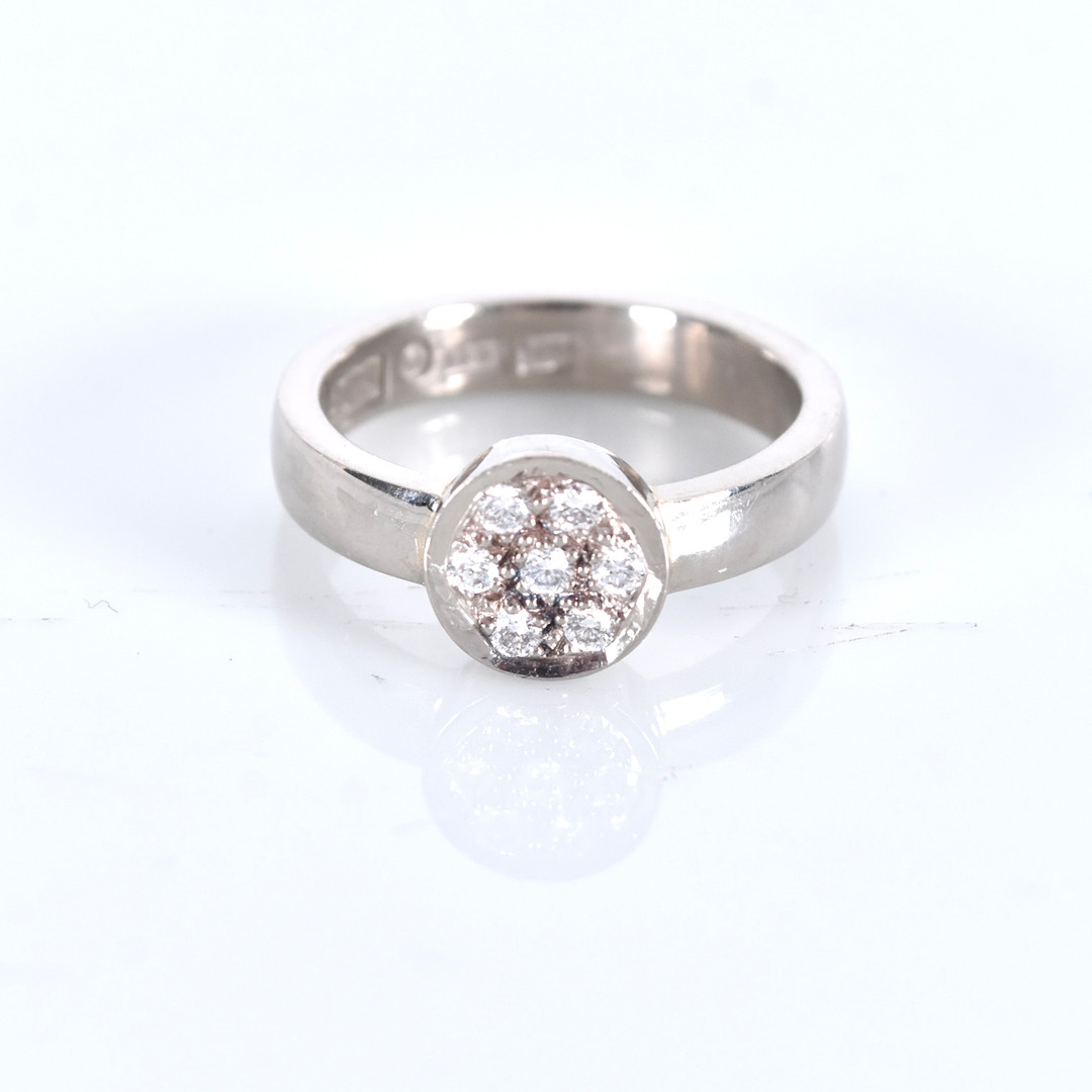 KARMOSÉRING, 18 karat vitguld med 7 åttkantslipade diamanter.