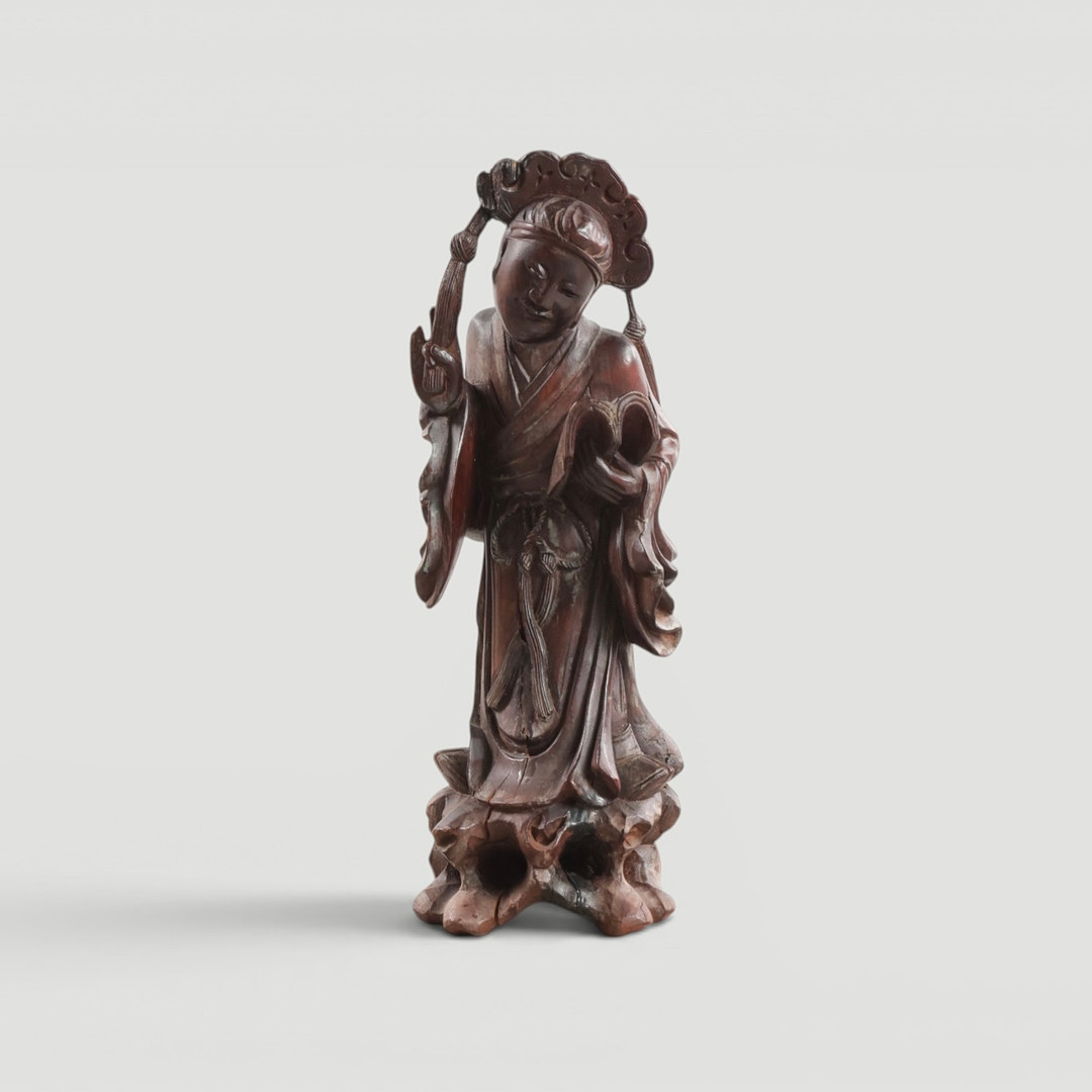 Kinesisk Guanyin figur af udskåret hardwood. Kina, 20. årh.