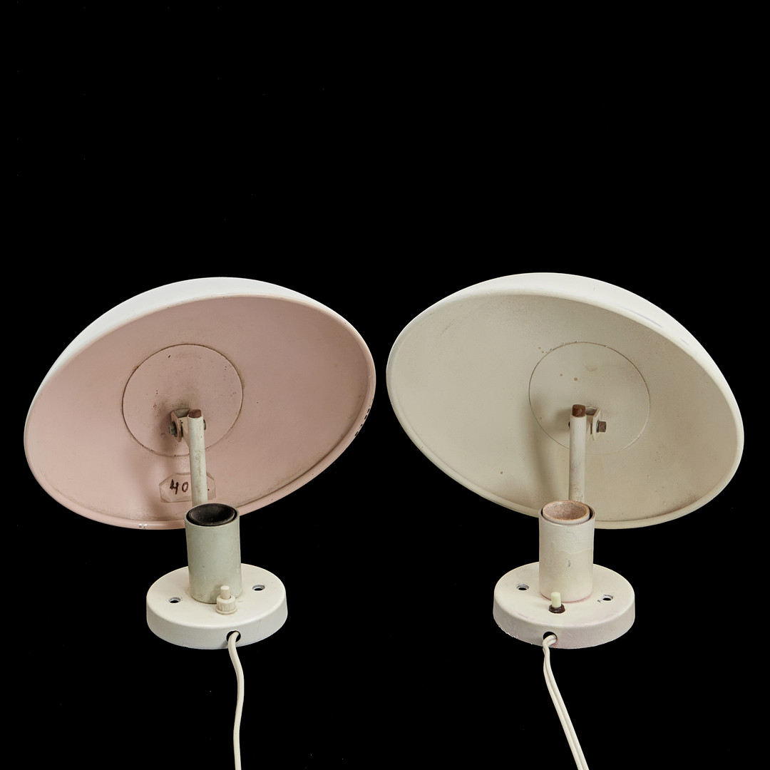 POUL HENNINGSEN. vägglampor, ett par, "PH-hatte / PH-hatt", Louis Poulsen, modellnr 33057, vitlackerad metall, invändigt rosa.
