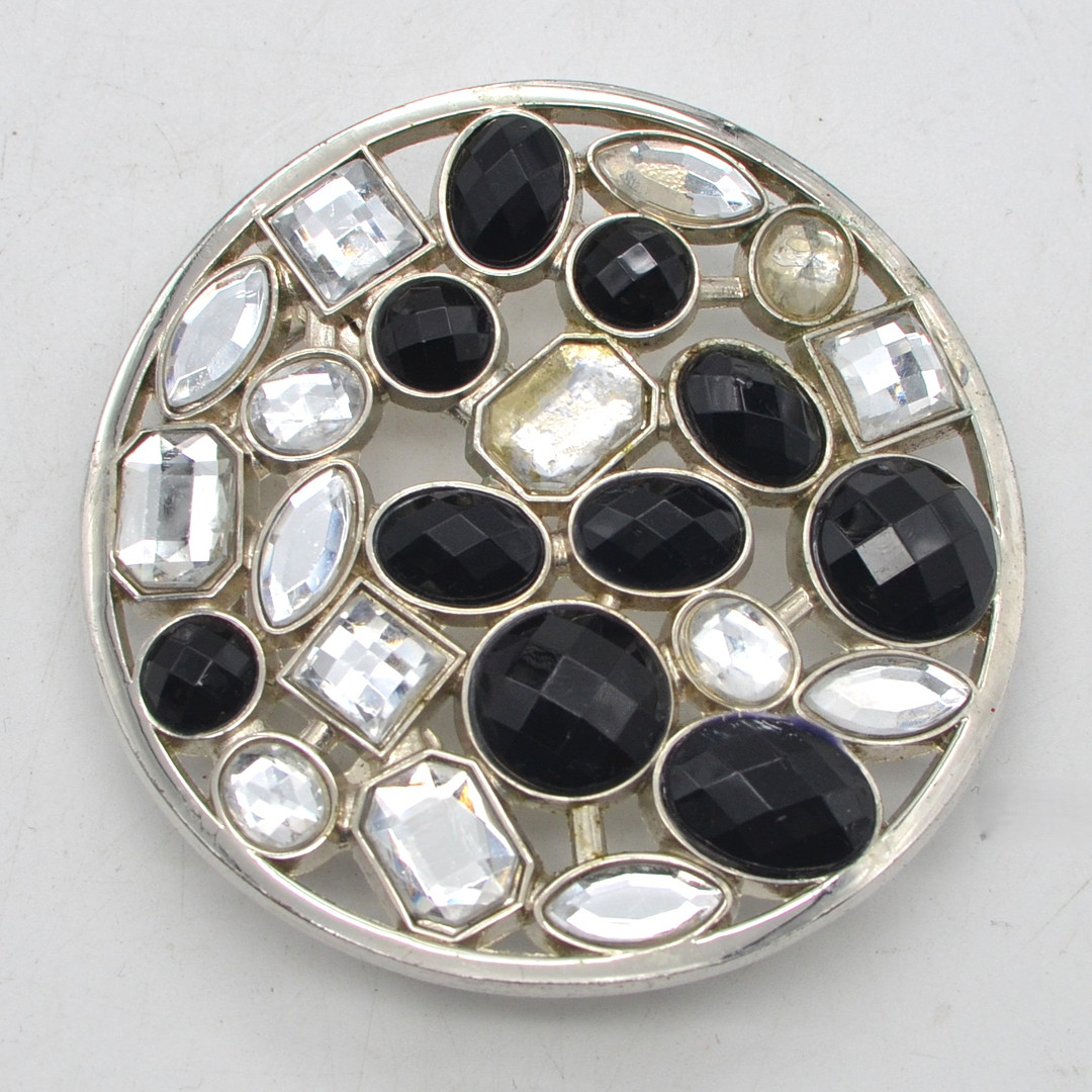 RUNDE GÜRTELSCHNALLE, FACETTIERTE GLASSTEINE, VERSILBERTE FASSUNG, UM 2000ER.